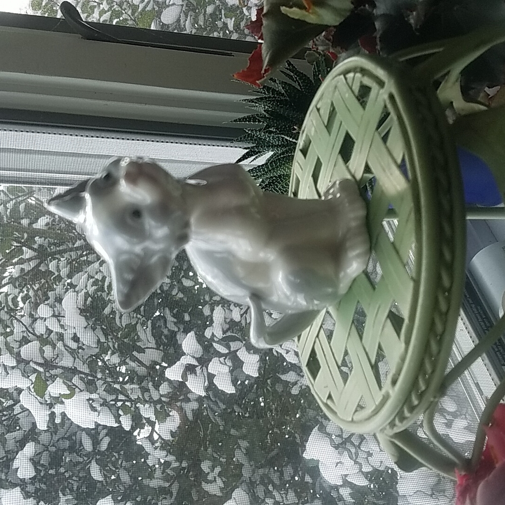 Collectable Lladro Feed Me Cat Figurine